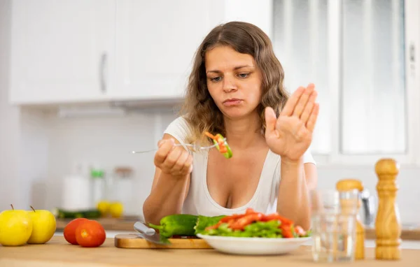 Mujer Joven Está Satisfecha Con Ensalada Preparada Negándose Comer Verduras — Foto de Stock