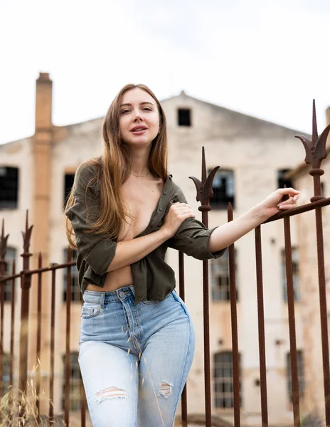 Sexuell Kvinna Trendiga Sommarkläder Utomhus Kvinna Snygg Modell Promenader Stad — Stockfoto