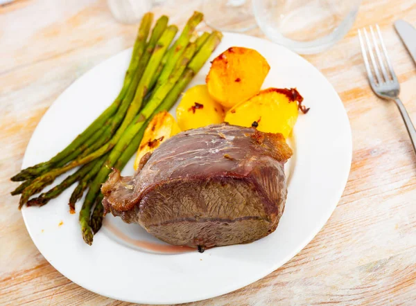 Healthy Dinner Baked Veal Steak Vegetable Garnish Potato Asparagus — Stock Photo, Image