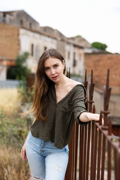 Street Style Foto Von Eleganten Modischen Frau Tragen Trendige Kleidung — Stockfoto