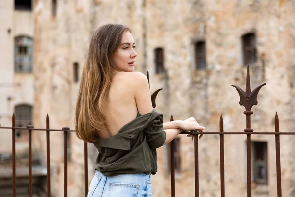 Außenporträt Einer Jungen Frau Die Oben Ohne Mit Umgeworfenem Hemd — Stockfoto