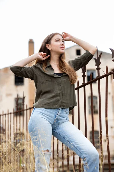 Preciosa Modelo Femenina Pelo Largo Vestida Con Jeans Camisa Posando — Foto de Stock