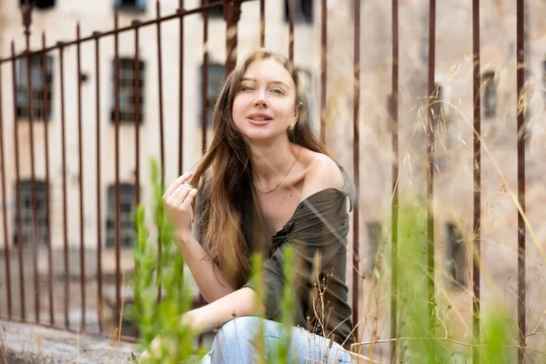 夏ロマンチックなカジュアルな女性の肖像画 美しい若い女性屋外 — ストック写真