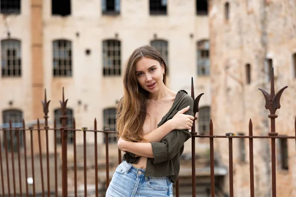 Außenporträt Einer Schlanken Jungen Frau Mit Halbnackten Brüsten Die Der — Stockfoto