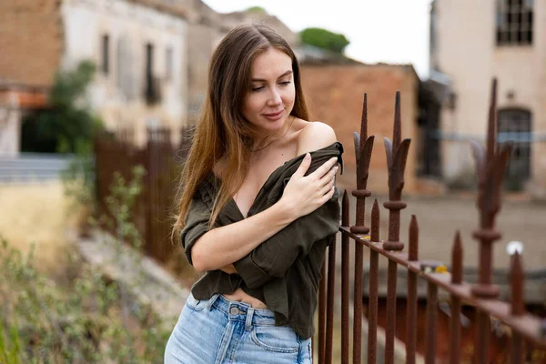 Nádherný Ženský Model Dlouhými Vlasy Oblečený Džínách Košili Pózuje Proti — Stock fotografie