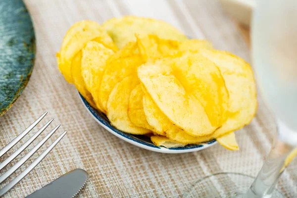 Knusprige Kartoffelchips Becher Auf Dem Tisch — Stockfoto