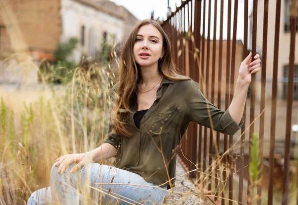 Atractiva Mujer Adulta Joven Jeans Azules Blusa Oscura Posando Afuera — Foto de Stock