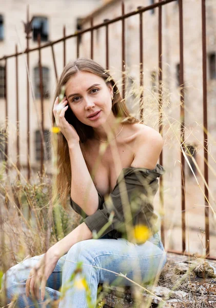 Junge Sexy Frau Posiert Der Nähe Eines Verlassenen Gebäudes Einem — Stockfoto