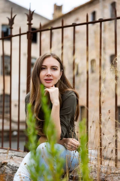 Portrét Romantické Mladé Dospělé Ženy Dlouhými Vlasy Pózovat Blízkosti Rezavého — Stock fotografie