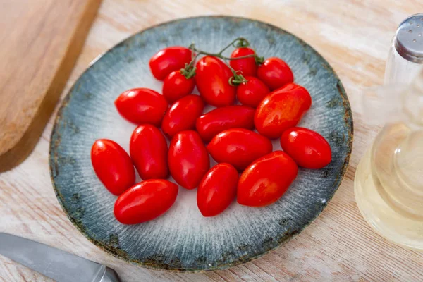 木桌上的红熟樱桃番茄 — 图库照片