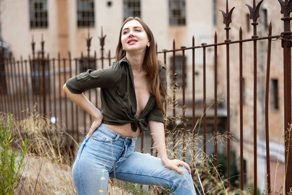 Retrato Livre Mulher Morena Adorável Blusa Desabotoada Amarrada Perto Cerca — Fotografia de Stock