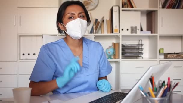 Tıbbi Maske Takan Pratisyen Kadın Klinikte Konuşuyor Yüksek Kaliteli Fullhd — Stok video