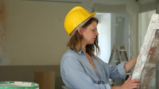 Young Seductive Woman Wearing Revealing Clothes Hardhat Posing Stepladder Apartment — Stock Video