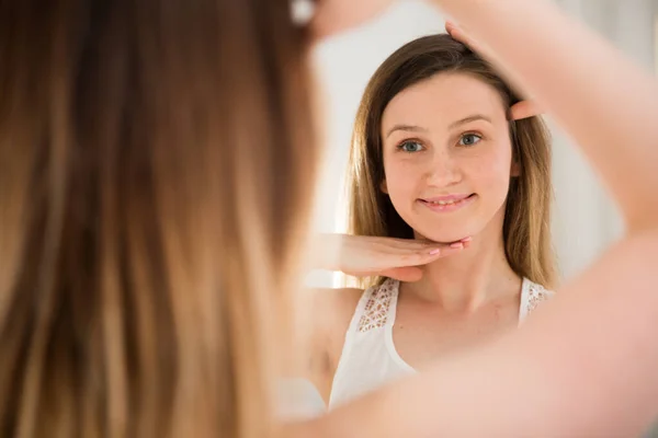 Retrato Menina Tocando Rosto Olhando Para Espelho Quarto Manhã — Fotografia de Stock
