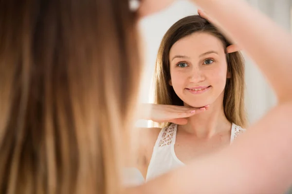 Portret Van Meisje Aanraken Gezicht Kijken Naar Spiegel Slaapkamer Ochtend — Stockfoto