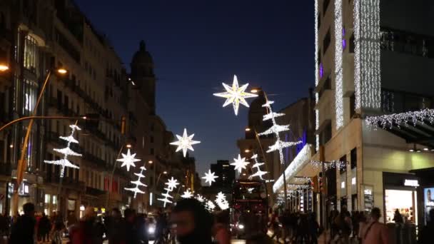 Barcelona Spain December 2021 Сцена Нічного Огляду Освітленої Вулиці Барселони — стокове відео