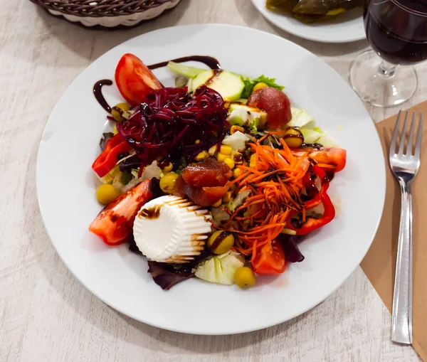 Biologische Gezonde Salade Met Kaas Geraspte Bieten Wortel Maïs Een — Stockfoto