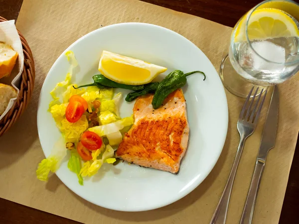 Salmón Asado Con Una Ensalada Vegetal Ligera Hojas Lechuga Tomates — Foto de Stock