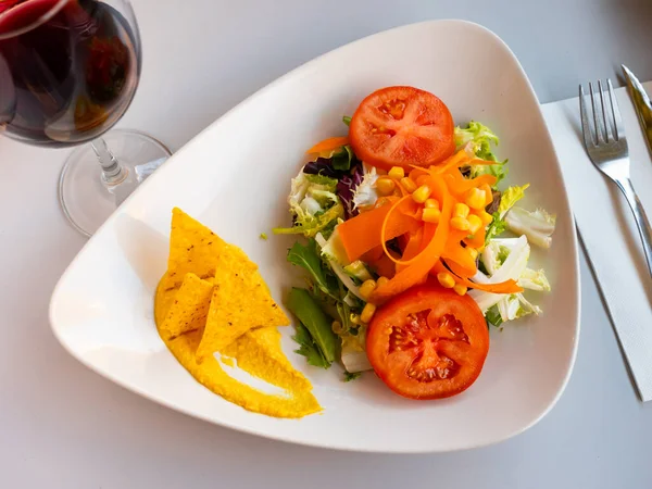 Étvágygerjesztő Saláta Hummusszal Nachosszal Tálalva — Stock Fotó