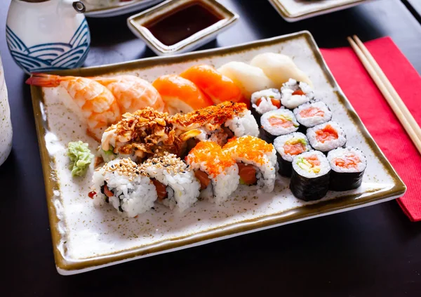 Heerlijke Japanse Diverse Sushi Zalm Maki Nigiri Geserveerd Bord — Stockfoto