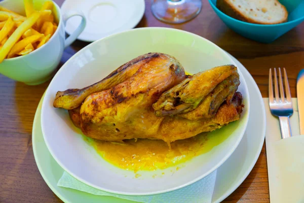 Yarısı Soslu Iştah Açıcı Pişmiş Tavuk Sviçre Mutfağı — Stok fotoğraf
