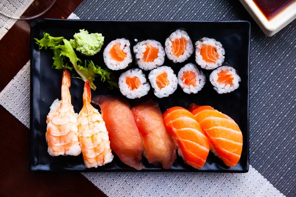 Traditionele Japanse Sushi Schotel Heerlijke Norimaki Met Zalm Nigiri Sushi — Stockfoto