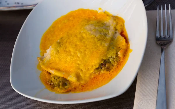 Gebakken Lasagne Met Vlees Bechamelsaus Geserveerd Witte Plaat — Stockfoto