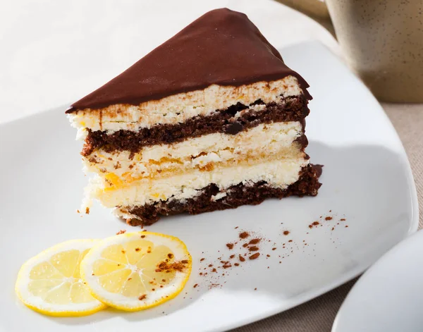 Кусок Лимонно Шоколадного Торта Ломтиками Лимона — стоковое фото