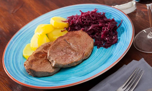 Νόστιμο Πιάτο Κρέας Ψητό Ισχίο Μοσχάρι Βραστή Πατάτα Και Λάχανο — Φωτογραφία Αρχείου