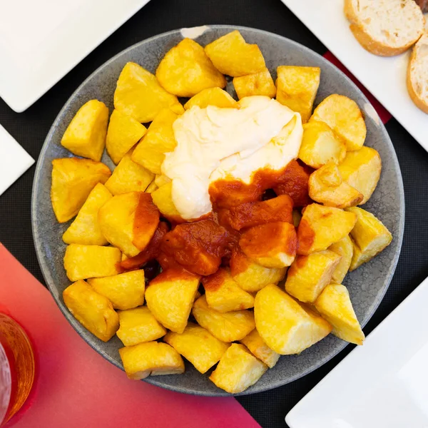 Блюдо Испанской Кухни Patatas Bravas Жареный Картофель Различными Соусами Подается — стоковое фото