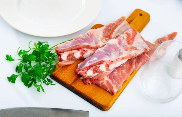 돼지고기 갈비와 향기나는 야채를 먹는다 인기있는 — 스톡 사진