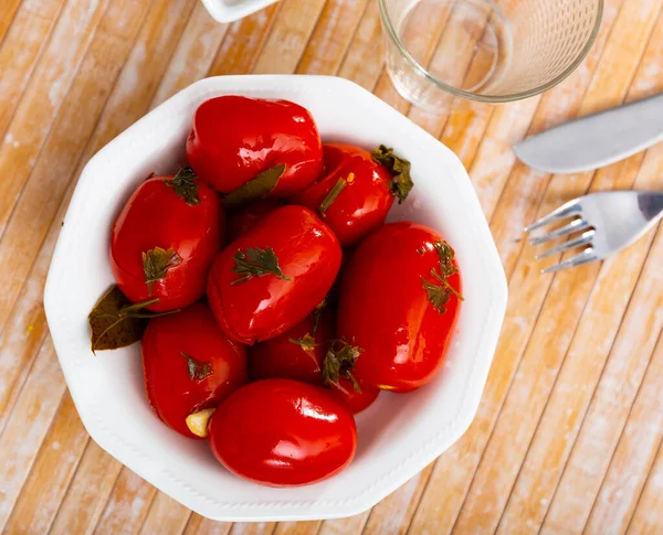 Rote Eingelegte Tomaten Großaufnahme Auf Dem Teller Konservieren Frisch Hochwertiges — Stockfoto