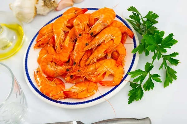 Gericht Der Mediterranen Küche Ofen Gebacken Langoustine Serviert Mit Zitrone — Stockfoto