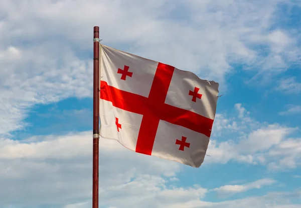 Georgische Nationalflagge Weht Auf Fahnenstab Hintergrund Des Blauen Bewölkten Himmels — Stockfoto