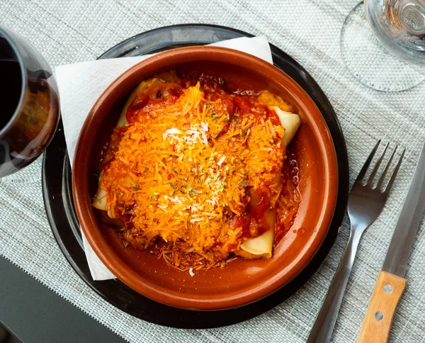 Köstliche Pasta Cannelloni Mit Fleisch Und Tomatensauce Serviert Tonteller Auf — Stockfoto