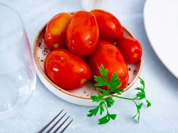 Rote Eingelegte Tomaten Großaufnahme Auf Dem Teller Konservieren Frisch — Stockfoto