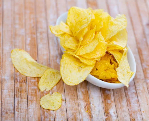 Chips Croustillantes Dans Une Tasse Sur Table — Photo