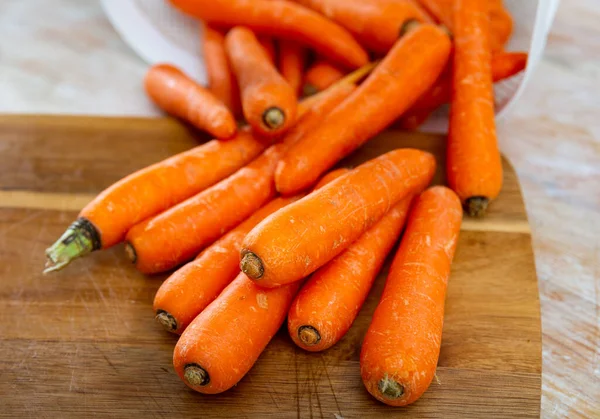 Manojo Zanahorias Tabla Cortar Picar Verduras Preparar Alimentos — Foto de Stock