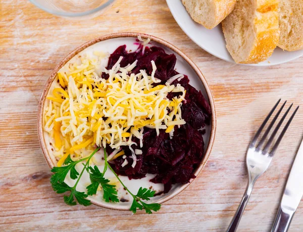 Frischer Rote Bete Käse Salat Auf Weißem Teller Serviert Und — Stockfoto