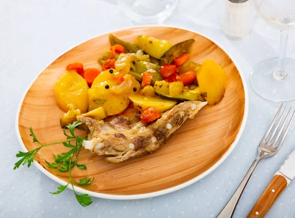 돼지고기 갈비를 감자와 야채와 파슬리를 삽으로 — 스톡 사진