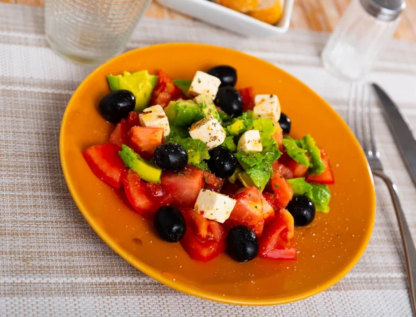 Portie Verse Avocado Salade Met Feta Kaas Tomaten Zwarte Olijven — Stockfoto