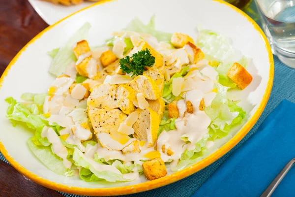 Salada Caesar Com Frango Grelhado Prato Branco Foto Alta Qualidade — Fotografia de Stock