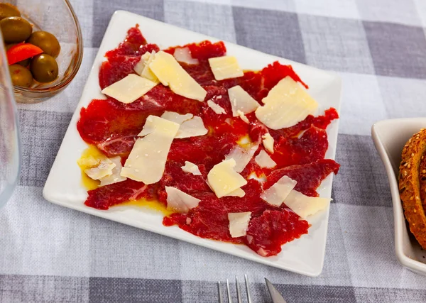 Carpaccio Aus Rohem Rindfleisch Olivenöl Und Zitronensaft Serviert Mit Parmesan — Stockfoto