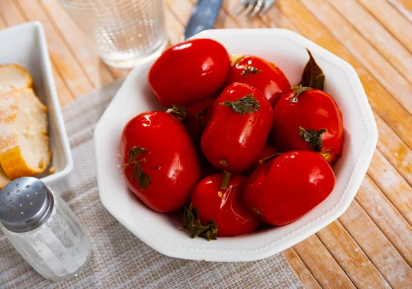 在盘子里放上自制的腌制西红柿 健康维生素食品 — 图库照片