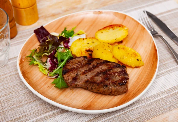 Ternera Con Patatas Ensalada Plato Cerámica Blanca —  Fotos de Stock