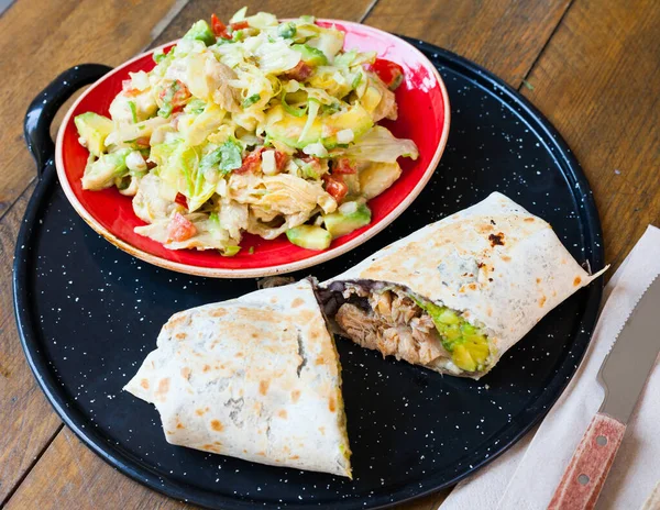 メキシコ料理 アボカドのチキンサラダとマグロのブリトープレート — ストック写真