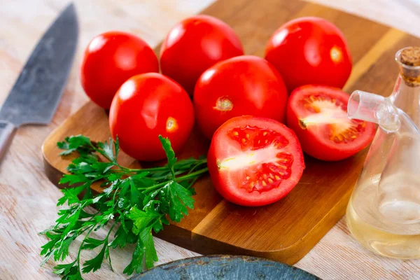 厨房桌上的红色西红柿 新鲜蔬菜 厨房桌上的食物配料 — 图库照片
