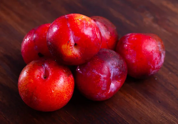 Fresh Red Plums Wooden Table Natural Sweet Snack — Fotografia de Stock