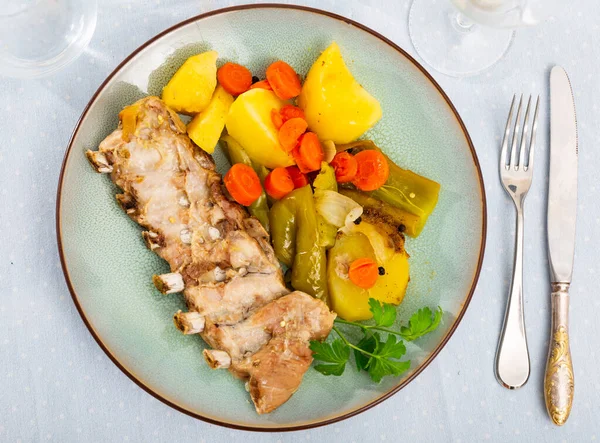 Geschmorte Schweinerippchen Mit Kartoffeln Karotten Zwiebeln Und Paprika Auf Teller — Stockfoto