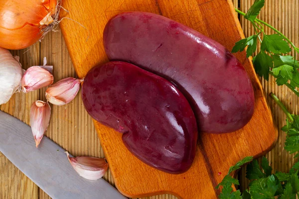 Riñones Cerdo Crudos Listos Para Cocinar Con Verduras Frescas Verduras — Foto de Stock
